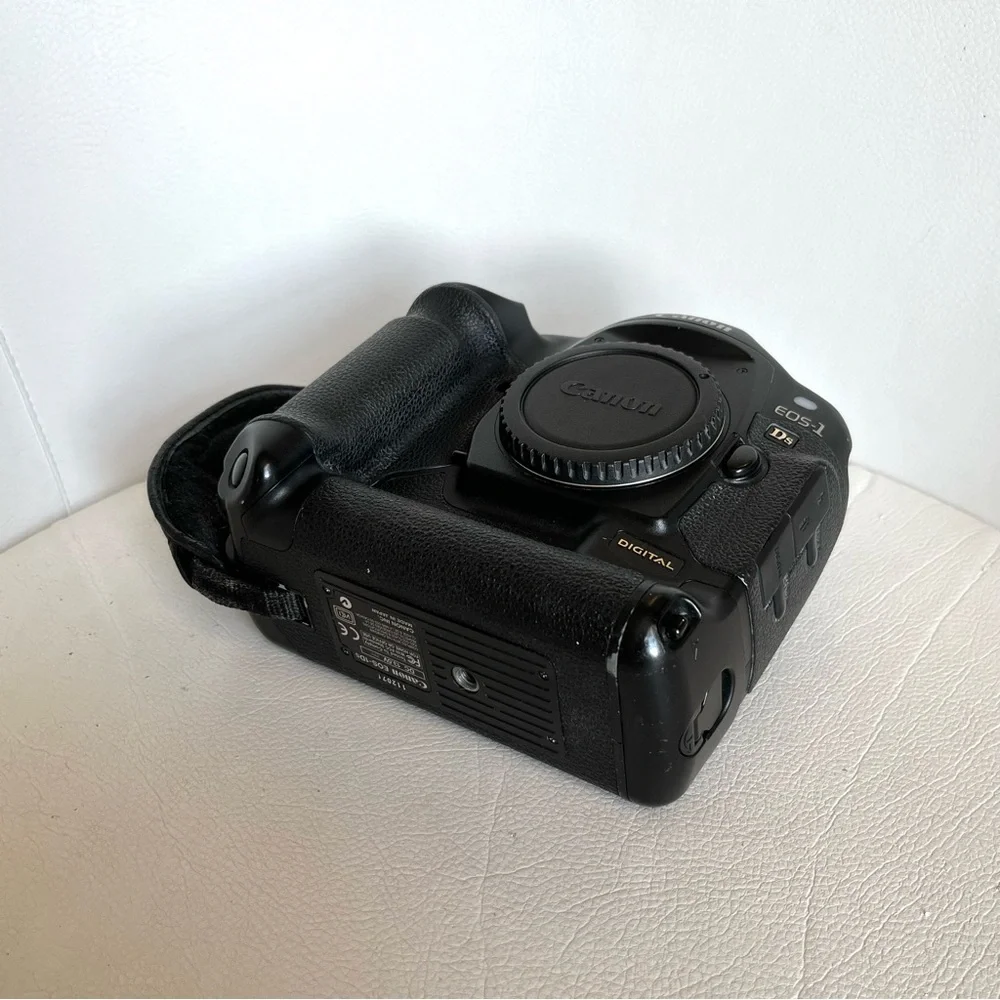 ▇ Vintage Canon EOS 1Ds Camera Body